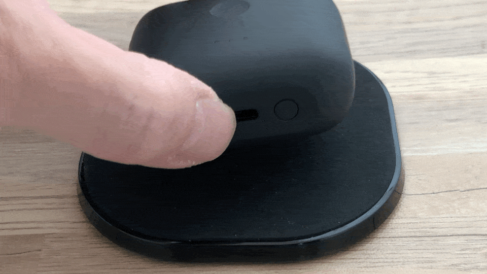 【Anker Soundcore Liberty Air 2レビュー】Qiワイヤレス充電対応!7時間連続再生でタッチ操作のカスタマイズも魅力的な第二世代・完全ワイヤレスイヤホン|外観:充電ケースはQiに対応しているのでワイヤレス充電器に乗せれば、自ずと充電が始まります。 ホワッと充電器の光が灯って、充電ケースのLEDが点滅し始めますよ。