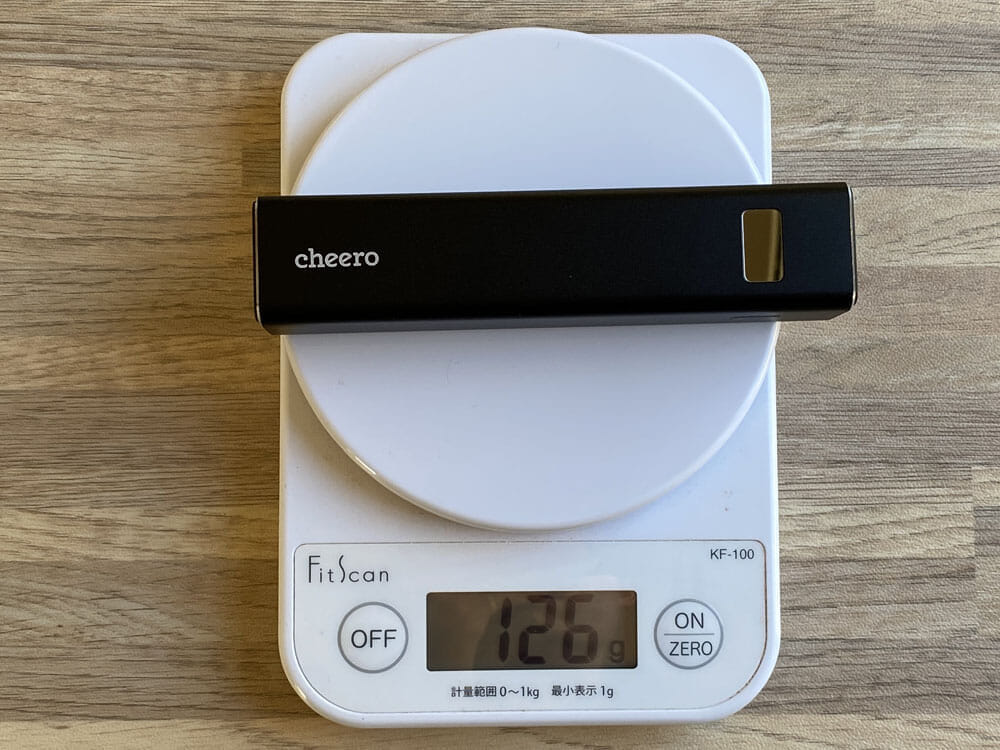 【Cheero Power Plus 5 Stickレビュー】わずか125gの超軽量小型!PD対応18W急速充電も可能で蓄電残量のデジタル表示が嬉しいUSB-Cモバイルバッテリー|外観:何といっても軽いです。わずか126g。