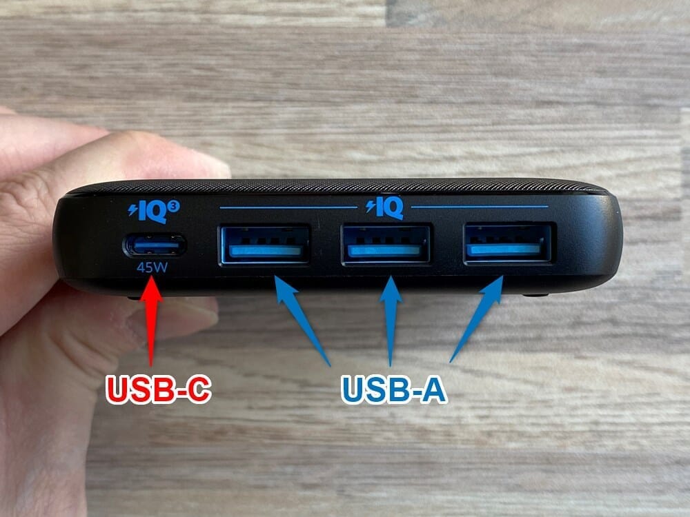 【Anker PowerPort Atom III Slim(Four Ports)レビュー】超軽量薄型のモバイル向け多ポート急速充電器！持ち運び最強の合計65W高出力を誇るPD急速充電器｜外観：ポートは左端にUSB-Cポート、続いてUSB-Aポートが３つ続いています。