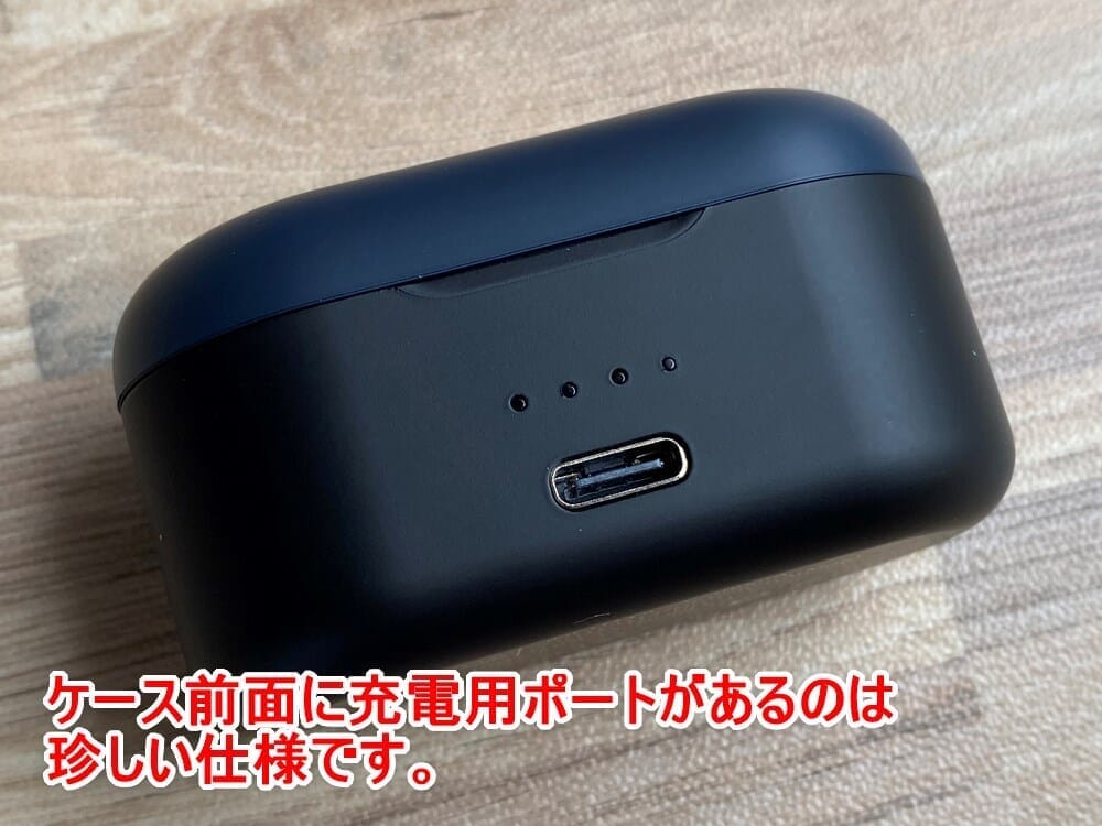 【Noble audio FALCONレビュー】“魔術師”が作ったイヤホン!?独自の高音質ドライバー搭載で10時間スタミナ再生＆完全防水の高コスパ完全ワイヤレスイヤホン｜外観：ケース前面にLEDインジケーターとUSB-C充電ポートが配されています。 充電ポートが前面というのは、かなり珍しいですね。