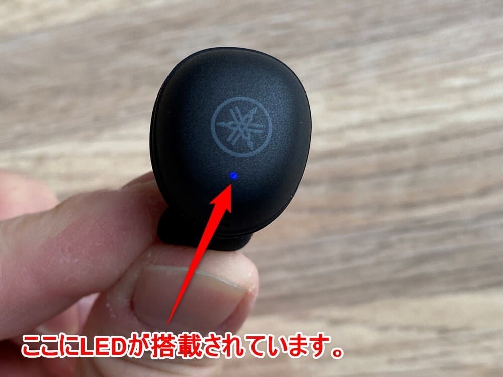 【ヤマハ 完全ワイヤレスイヤホンTW-E3Aレビュー】ヤマハ初の完全ワイヤレスイヤホン！iPhone＆android対応で耳への負担軽減機能も搭載したエントリーモデル｜外観：ロゴのすぐそばにはLEDが搭載されています。