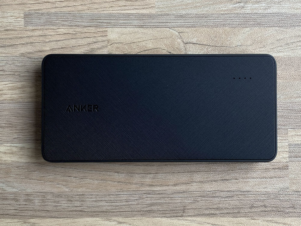 【Anker PowerCore+ 10000 with built-in USB-C Cableレビュー】USB-Cケーブル内蔵＆PD急速充電対応！充電ケーブル要らずのモバイルバッテリー｜外観