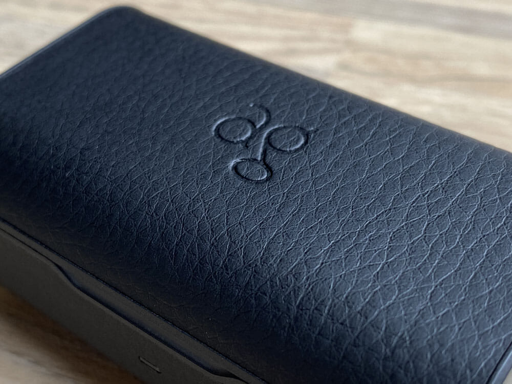 【AG TWS04Kレビュー】final監修の和製高音質TWS!9H連続再生&完全防水で史上最高の装着感を実現させた完全ワイヤレスイヤホン|付属の独自イヤピが秀逸|外観・付属品:なかなか上質な印象です。 ちょっとした滑り止め効果も期待できる質感ですよ。