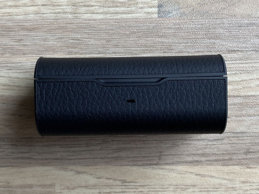 【AG TWS04Kレビュー】final監修の和製高音質TWS!9H連続再生&完全防水で史上最高の装着感を実現させた完全ワイヤレスイヤホン|付属の独自イヤピが秀逸|外観・付属品:正面にLEDが配されています。 横長のLEDというのは、比較的珍しいですね。