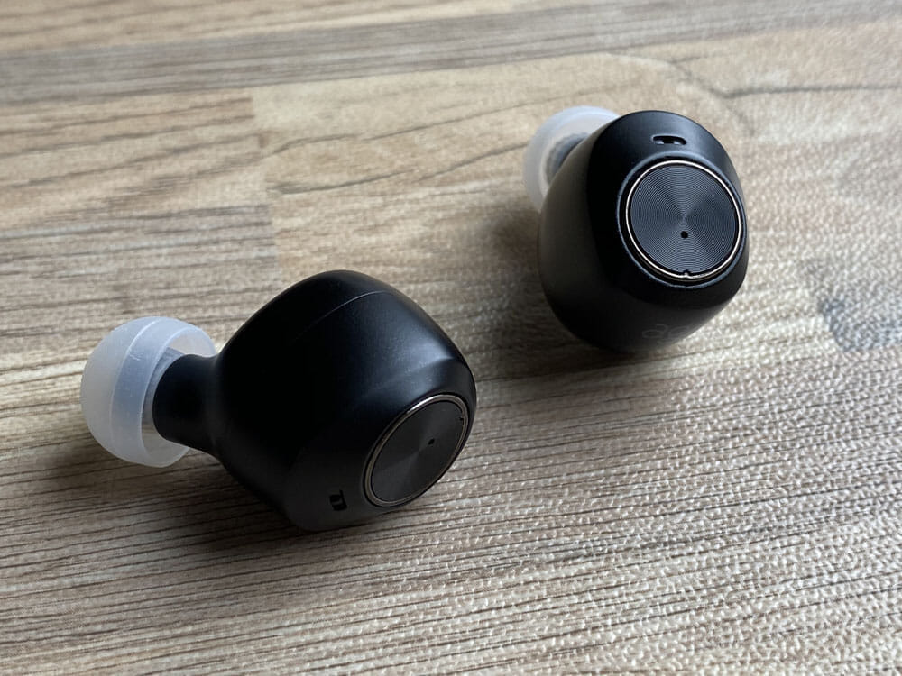 【AG TWS04Kレビュー】final監修の和製高音質TWS!9H連続再生&完全防水で史上最高の装着感を実現させた完全ワイヤレスイヤホン|付属の独自イヤピが秀逸|外観・付属品