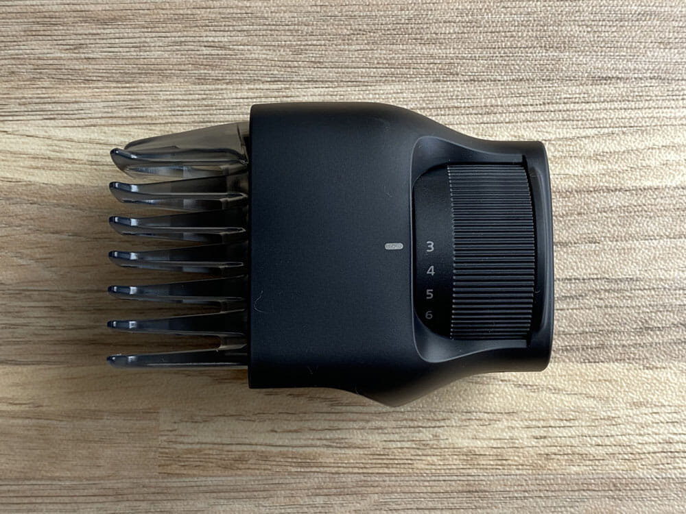 【ボディトリマーER-GK81レビュー】すね毛からアンダーヘアまで処理できる!メンズグルーミングに最適なパナソニック製ボディトリマー|チクチクしない剃り味|外観:ダイヤル式長さそろえアタッチメントは、根元にあるダイヤルを回して刈り込む長さを指定します。