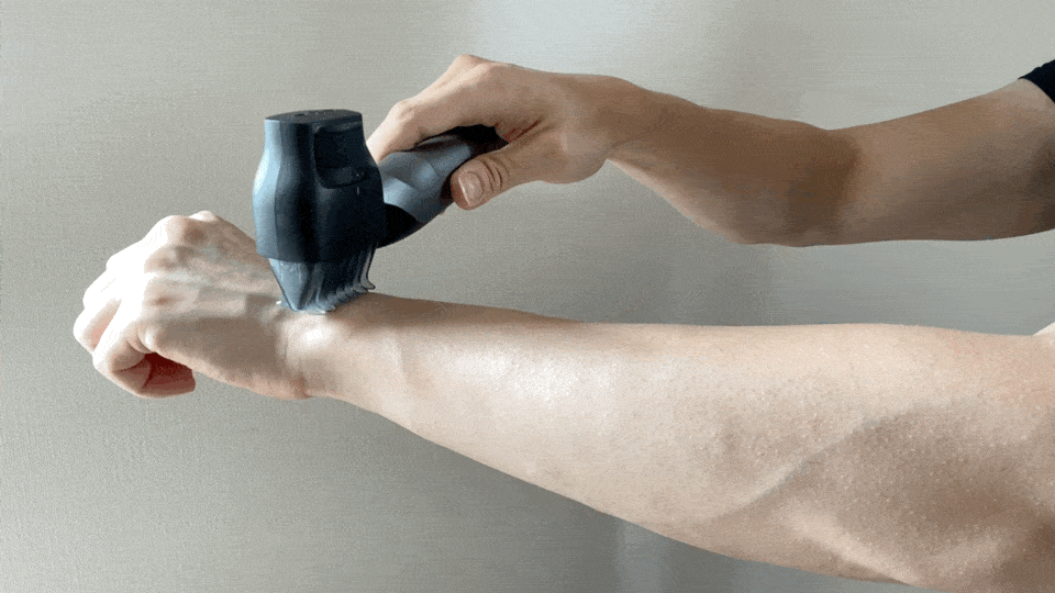 【ボディトリマーER-GK81レビュー】すね毛からアンダーヘアまで処理できる!メンズグルーミングに最適なパナソニック製ボディトリマー|チクチクしない剃り味|使ってみて感じたこと:長さそろえアタッチメントの場合は、アタッチメントの平らな面を肌にやさしく押し当てて、左右にスライドさせながら剃ります。