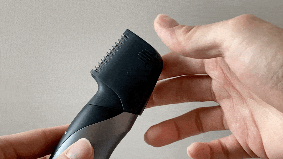 【ボディトリマーER-GK81レビュー】すね毛からアンダーヘアまで処理できる!メンズグルーミングに最適なパナソニック製ボディトリマー|チクチクしない剃り味|使ってみて感じたこと:その他に使っていて感じたこと:上に真っすぐ上げて取り外し、上から下に真っすぐ被せてセットするだけ。