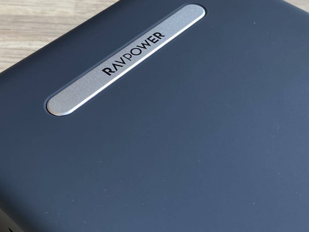 【RavPower RP-PB055新装版レビュー】超大容量30000mAh・AC100W&PD60W出力の最強性能を誇るモバイルバッテリーRavPower RP-PB055新装版|外観・付属品:本体表面にはシリコン加工が施されていて、シットリとしていて肌への当たりは良い感じ。