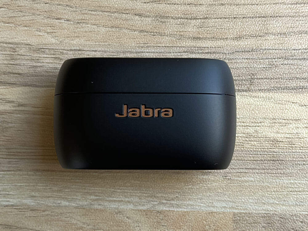 【Jabra Elite Active 75tレビュー】Jabra完全ワイヤレスイヤホン最上位モデル！バッテリー性能・防塵防水性・音質など申し分無しのBluetoothイヤホン｜外観：充電ケース前面には「Jabra」という刻印。 存在感あります。