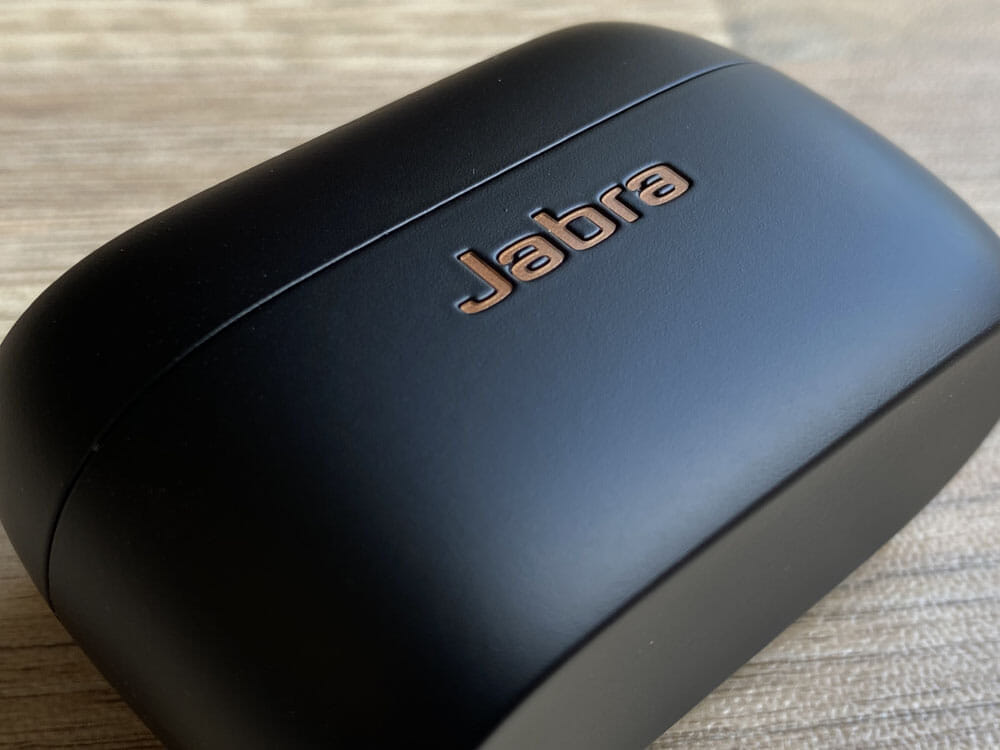 【Jabra Elite Active 75tレビュー】Jabra完全ワイヤレスイヤホン最上位モデル！バッテリー性能・防塵防水性・音質など申し分無しのBluetoothイヤホン｜外観：ケース前面は柔らかい肌当たりのシリコン加工が施されています。 持っていて不快感ゼロ、最高です。