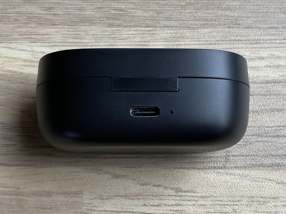 【SOUNDPEATS TrueFree2レビュー】TrueFree+から更に進化を遂げた最新モデル！音質・防水性能・接続安定性など価格不相応な高コスパ完全ワイヤレスイヤホン｜外観：ケース背部にはType-C充電ポートとLEDライト。