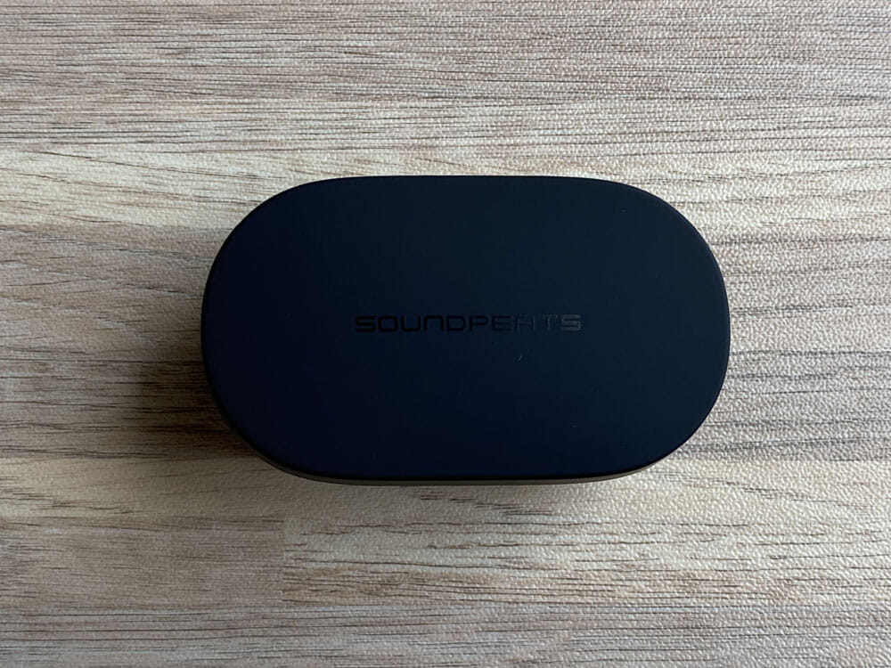 soundpeats-truengine3se(14)｜外観：充電ケースはマットな印象が強いシンプルデザイン。 ちなみに全面シリコン加工です。