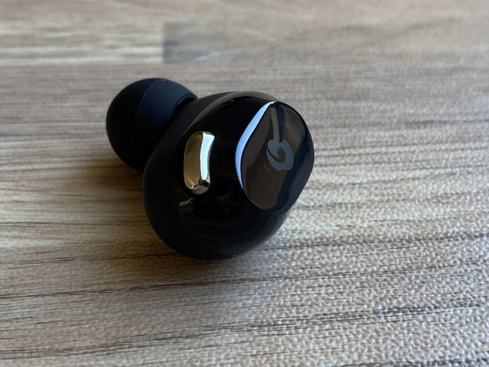 【GLIDiC Sound Air TW-5100レビュー】バッテリー性能・充電性能に優れたリーズナブル完全ワイヤレス！音質も上々な高コスパTWS｜外観：ハウジング前面に見えるシルバーの突起は、多機能ボタンで音楽操作などする際に使用します。