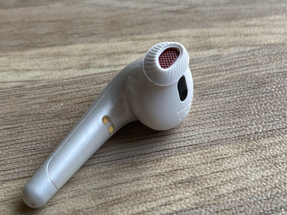 【1MORE ComfoBudsレビュー】超大口径13.4mmドライバーと超軽量&洗練デザインが秀逸!1万円を切る圧倒的な価格競争力と確かな品質を兼ね備えた名機|外観:それにしても面白い形のイヤーピース。 内部が赤く塗装されている点もこだわりを感じますね。