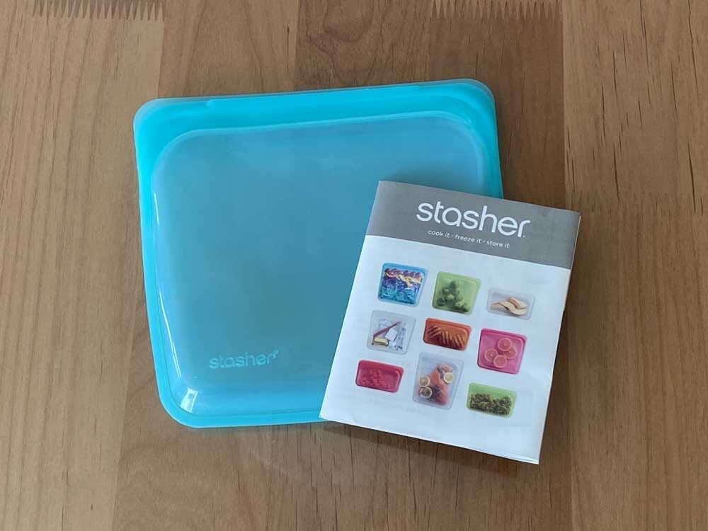 【鍋に入れて放置!超簡単サラダチキンの作り方】手作りでも超しっとりジューシー!超簡単に自作できる絶品サラダチキン(鶏ハム)の作り方|ズボラレシピ|用意するもの:スタッシャー(stasher)