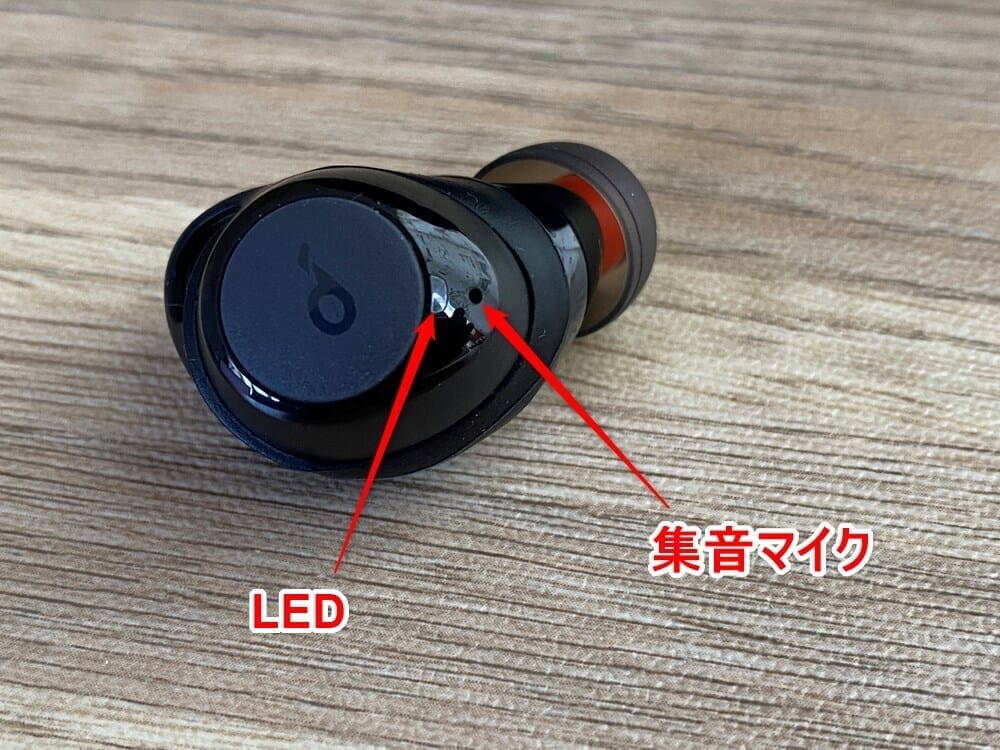 【Anker Soundcore Liberty Neo2レビュー】超割安感とハイスペックが共存!!ほぼ死角無し・価格不相応な秀逸スペック目白押しの大人気モデル後継機|外観:ハウジング前面のロゴ刻印部分はラバー加工が施されていて、物理ボタンになっています。 その真横にはLEDライトが配され、さらにその隣には集音マイクが搭載されていますよ。