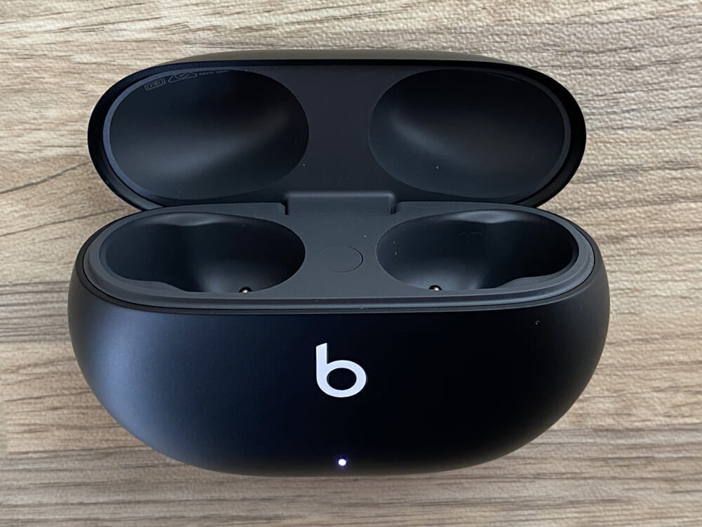 【Beats Studio Budsレビュー】秀逸ノイキャン&圧倒的ビーツサウンドの二刀流！ほぼ死角なしの超高コスパ完全ワイヤレスイヤホン｜androidとも相性抜群！｜外観・付属品：ケース内部は落ち着いたグレーカラーで統一。 ブラックとのカラーマッチングがかなりイケてます。