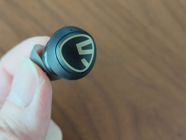 SOUNDPEATS Mini Pro HSレビュー｜ハイレゾ・LDAC対応・アクティブノイキャンとサウンドにこだわりぬいた完全ワイヤレスイヤホン｜外観・付属品：全体的に非常にシンプルなデザインですが、ハウジング前面のゴールドラインとちょっとズレて刻印されているSOUNDPEATSロゴがシャレてますね。