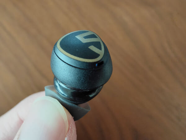 SOUNDPEATS Mini Pro HSレビュー｜ハイレゾ・LDAC対応・アクティブノイキャンとサウンドにこだわりぬいた完全ワイヤレスイヤホン｜外観・付属品：LEDライトはハウジング前面の下部に搭載されています。