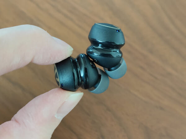 SOUNDPEATS Mini Pro HSレビュー｜ハイレゾ・LDAC対応・アクティブノイキャンとサウンドにこだわりぬいた完全ワイヤレスイヤホン｜外観・付属品：地味なポイントかもですが、本機は左右のイヤホン本体に内蔵されているマグネットが、イヤホンを取り出しているときにもちょうどよく吸着してくれます。