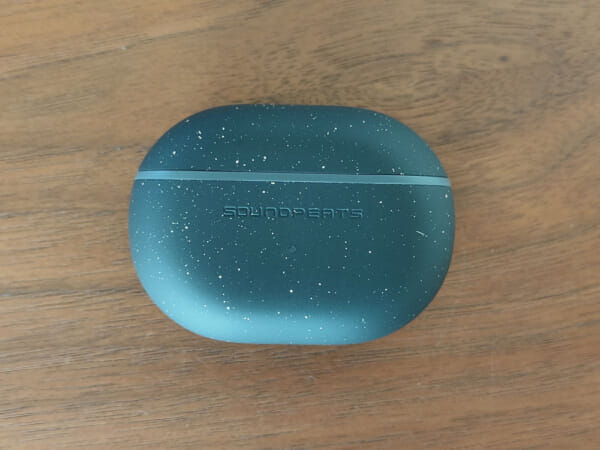 SOUNDPEATS Mini Pro HSレビュー｜ハイレゾ・LDAC対応・アクティブノイキャンとサウンドにこだわりぬいた完全ワイヤレスイヤホン｜外観・付属品：充電ケースは金粉を散らしたようなデザインで、質感はマット。 好き嫌いは分かれるかもですが、意外とキズや指紋が目立たないメリットは何気に嬉しいかもしれないです。