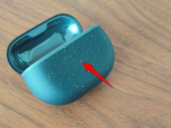 SOUNDPEATS Mini Pro HSレビュー｜ハイレゾ・LDAC対応・アクティブノイキャンとサウンドにこだわりぬいた完全ワイヤレスイヤホン｜外観・付属品：ちょっと分かりにくいですが、LEDライトはケース前面のロゴが書いてある下にあります。