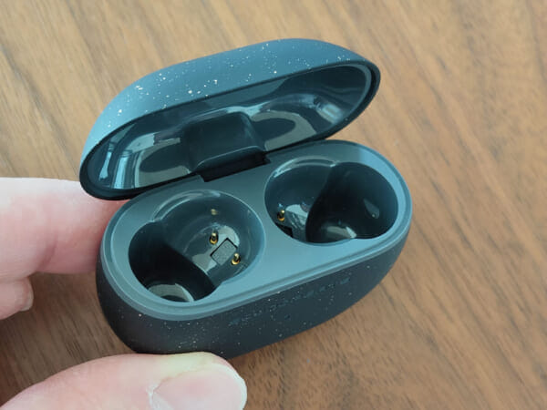 SOUNDPEATS Mini Pro HSレビュー｜ハイレゾ・LDAC対応・アクティブノイキャンとサウンドにこだわりぬいた完全ワイヤレスイヤホン｜外観・付属品：ケース内部はマット＆グロスなグレーで統一されています。